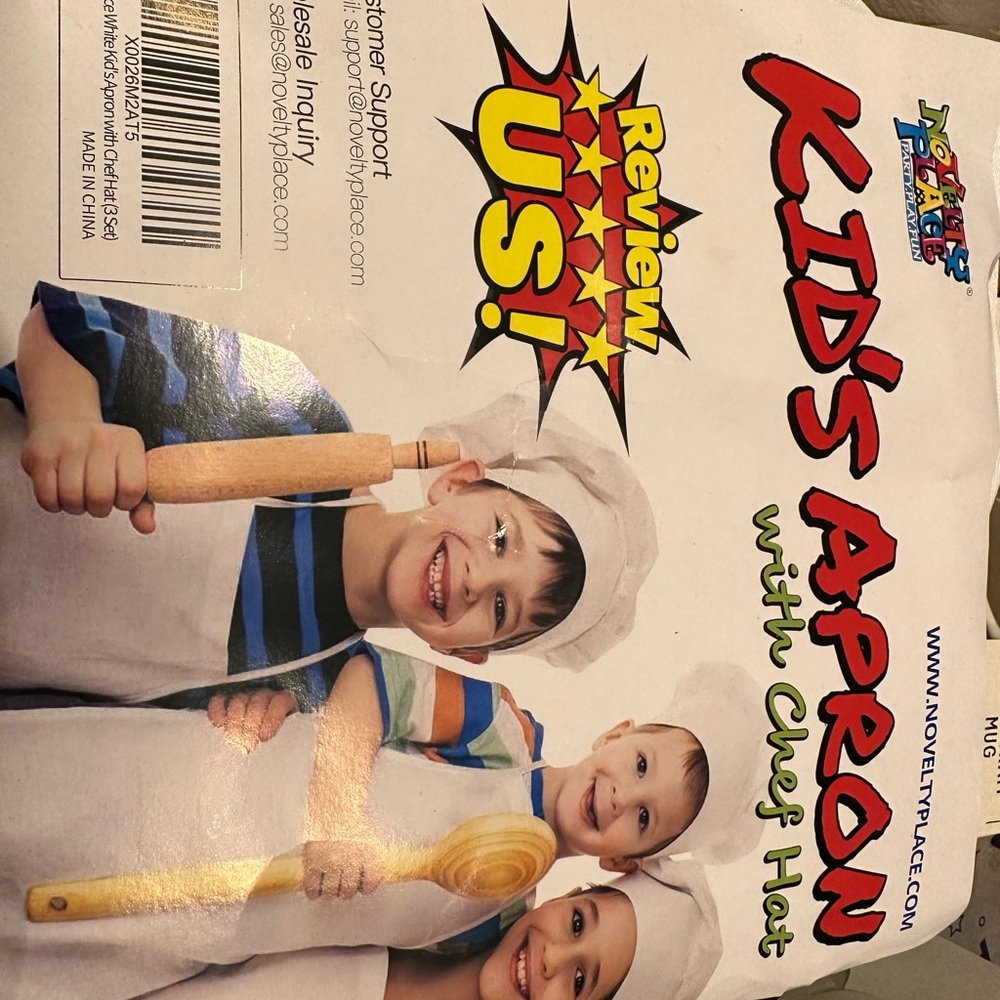 Kids Bakers costume.  1 apron, 2 hats.   Brand new.